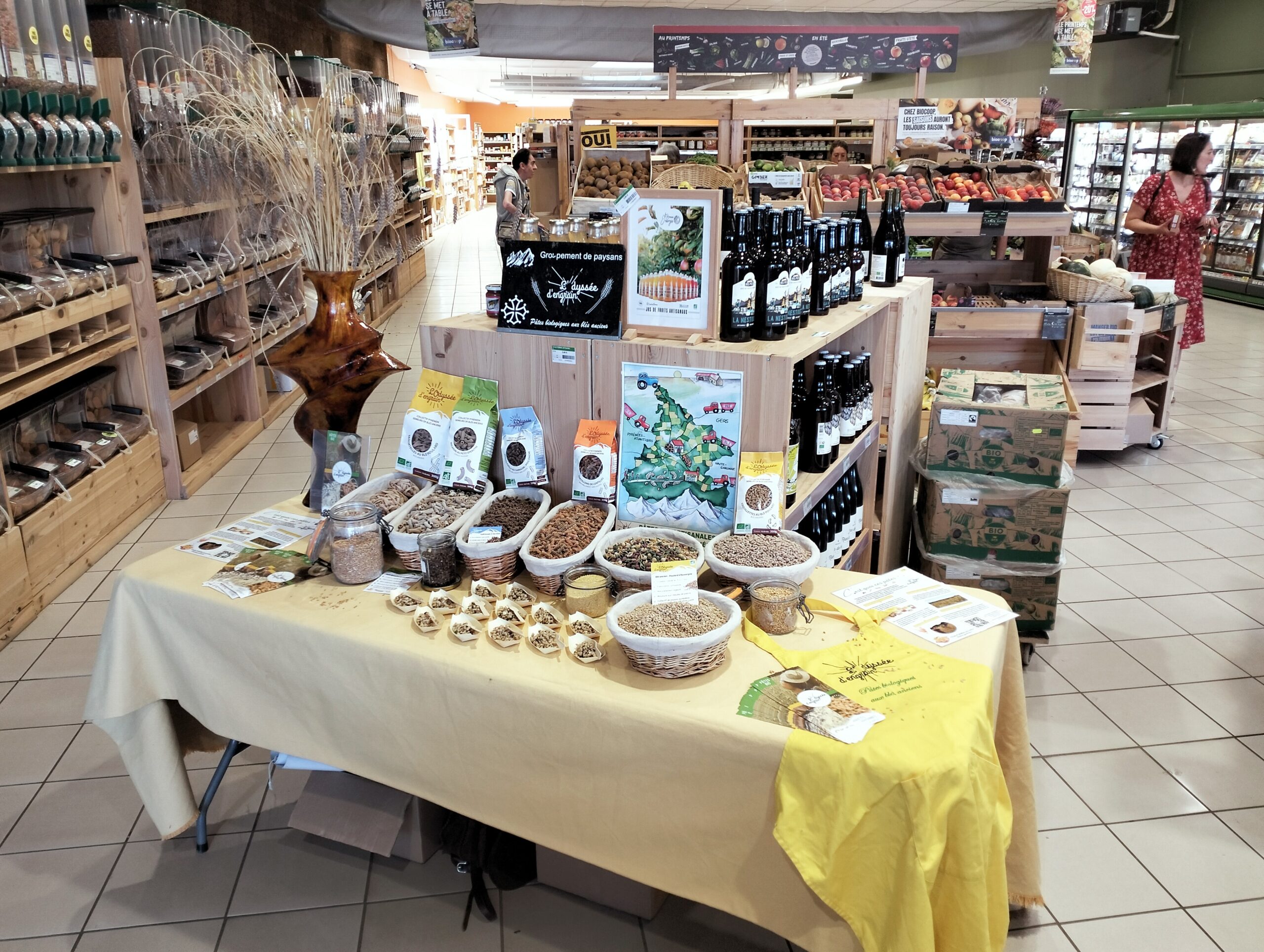 Table de dégustation avec des pâtes, dans une boutique